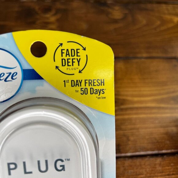 Febreze PLUG Oil Warmer Devices with Low Indicator Light Fade Defy NIB Set of 2 - Picture 2 of 8